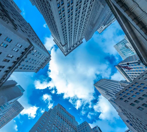 New York skyskrapor vew från gatunivå — Stockfoto