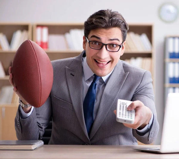 Homme d'affaires avec le football américain au bureau — Photo