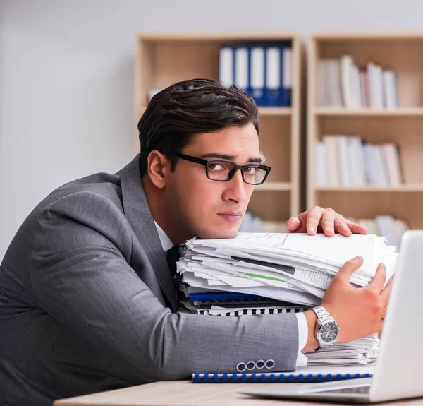 Hombre de negocios guapo trabajando en la oficina — Foto de Stock