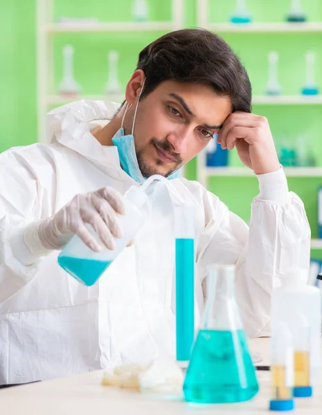 Químico trabalhando no laboratório em nova experiência — Fotografia de Stock