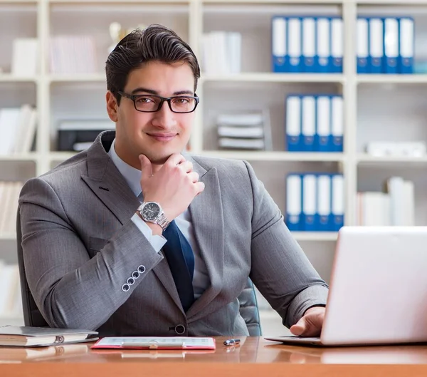 Homme d'affaires travaillant dans le bureau — Photo