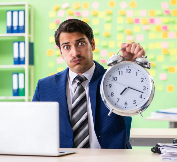 Empresario con muchas prioridades conflictivas en la gestión del tiempo —  Fotos de Stock