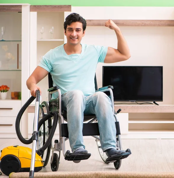 Niepełnosprawny na wózku inwalidzkim odkurzacz — Zdjęcie stockowe