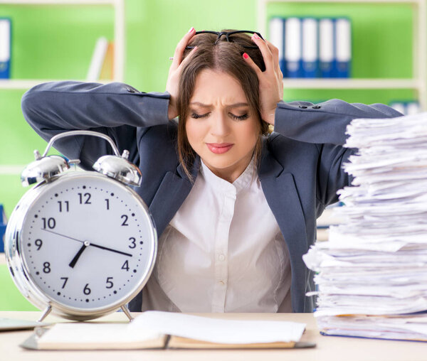 Молодая работница очень занята текущей бумажной работой в срок m