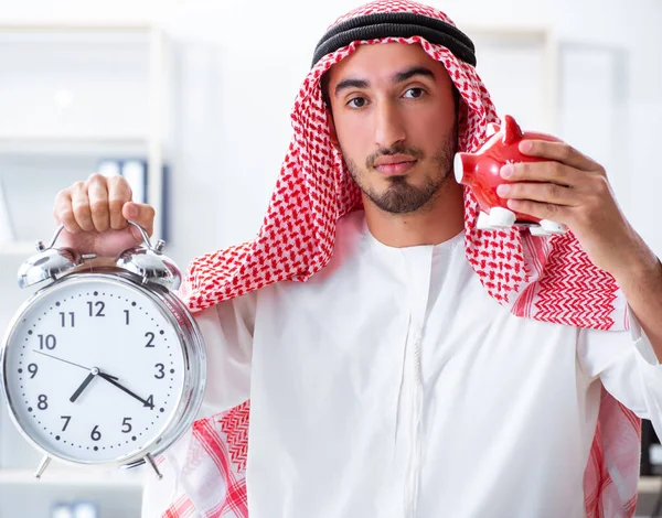 Uomo d'affari arabo che lavora in ufficio — Foto Stock