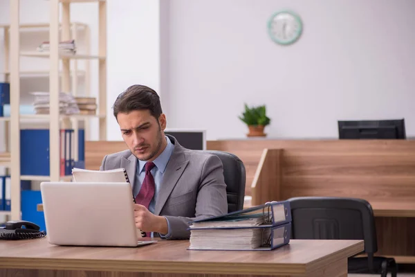 Jovem empresário empregado que trabalha no escritório — Fotografia de Stock