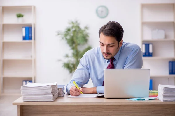 Jeune employé masculin et trop de travail au bureau — Photo