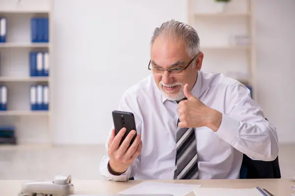 Viejo empleado que trabaja en la oficina —  Fotos de Stock