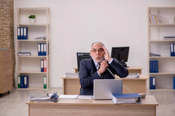 Empregado idoso homem de negócios sentado no escritório — Fotografia de Stock