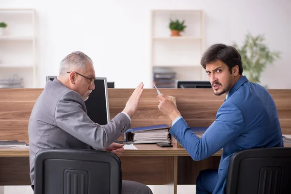 Dos empleados masculinos que trabajan en la oficina — Foto de Stock