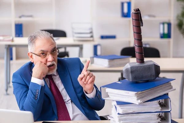 Gammal manlig anställd missnöjd med för mycket arbete på kontoret — Stockfoto