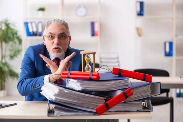 Alte männliche Angestellte mit Dynamit im Büro — Stockfoto