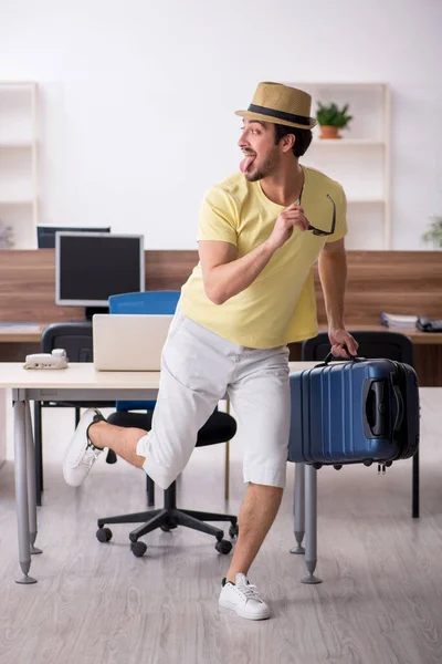 職場での旅行の準備をする若い男性従業員 — ストック写真