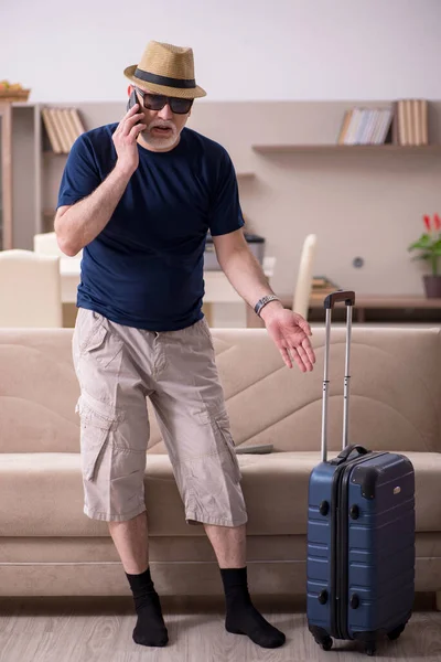 Old man preparing for trip at home — Stock Photo, Image