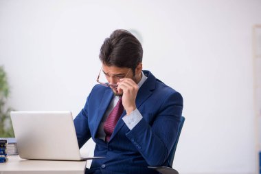 İş yerinde çalışan genç bir erkek.