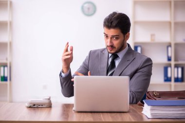 Ofiste çalışan genç işadamı.