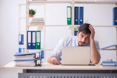 Ofiste çalışan genç bir erkek.