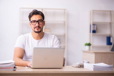 İş yerindeki genç erkek öğrenci.