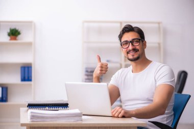 İş yerindeki genç erkek öğrenci.