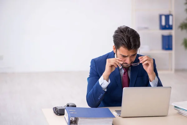 Giovane dipendente maschile che lavora sul posto di lavoro — Foto Stock