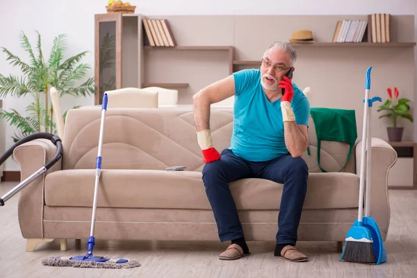 Viejo limpiando la casa — Foto de Stock