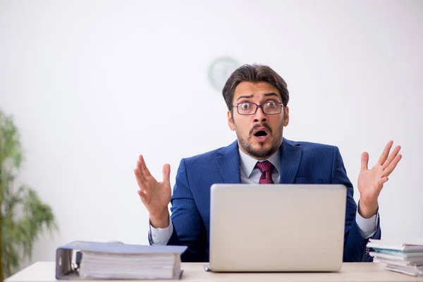 Joven empleado masculino que trabaja en el lugar de trabajo —  Fotos de Stock