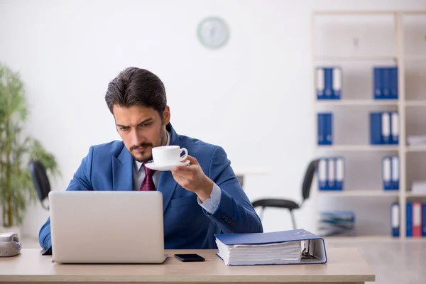 Giovane dipendente maschio che beve caffè durante la pausa — Foto Stock