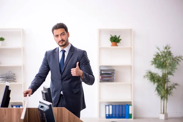 Joven empleado masculino que trabaja en la oficina —  Fotos de Stock