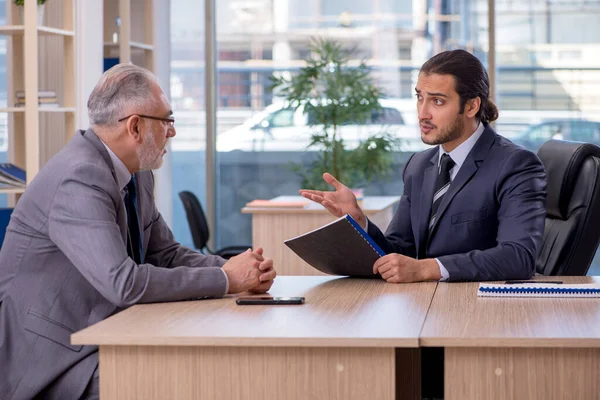 Two businessmen discussing business project — Stock Photo, Image