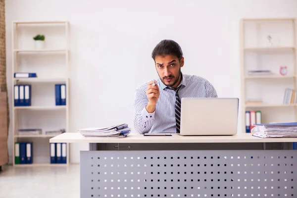 Young male employee working in the office — Stock Photo, Image