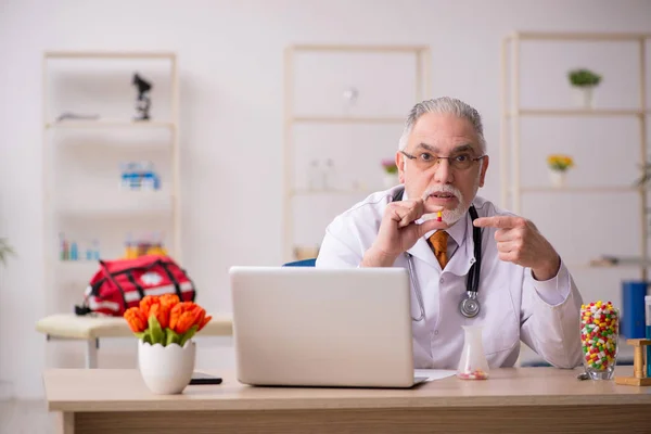 Klinikte çalışan yaşlı bir doktor. — Stok fotoğraf