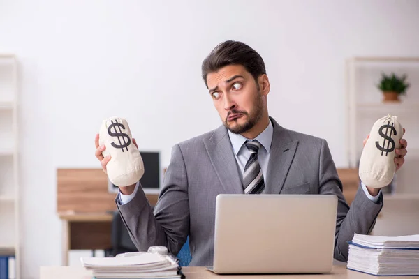 Junge männliche Mitarbeiter im Vergütungskonzept — Stockfoto