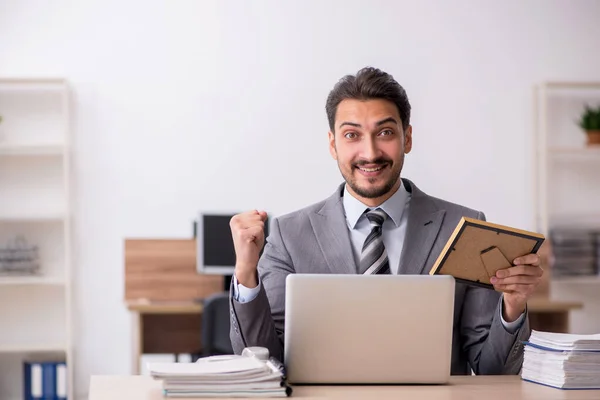 Junge männliche Angestellte vermisst Freundin am Arbeitsplatz — Stockfoto