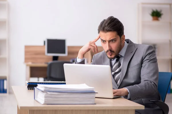 Joven empleado masculino que trabaja en la oficina — Foto de Stock