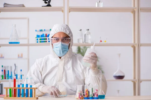 大流行病期间在实验室工作的年轻男性化学家 — 图库照片