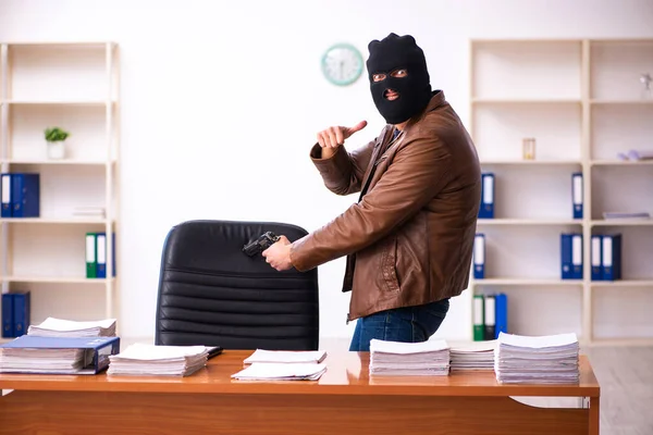 Junger Mann mit Sturmhaube stiehlt Informationen aus Büro — Stockfoto