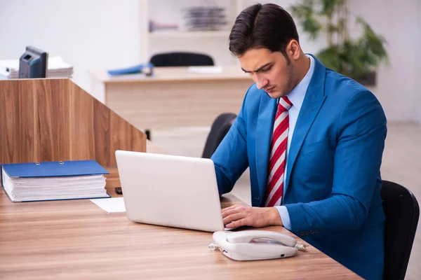 Jovem empresário empregado que trabalha no escritório — Fotografia de Stock