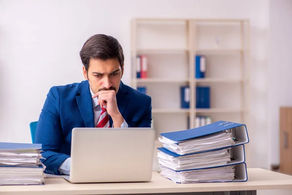 Jeune employé masculin mécontent du travail excessif au bureau — Photo