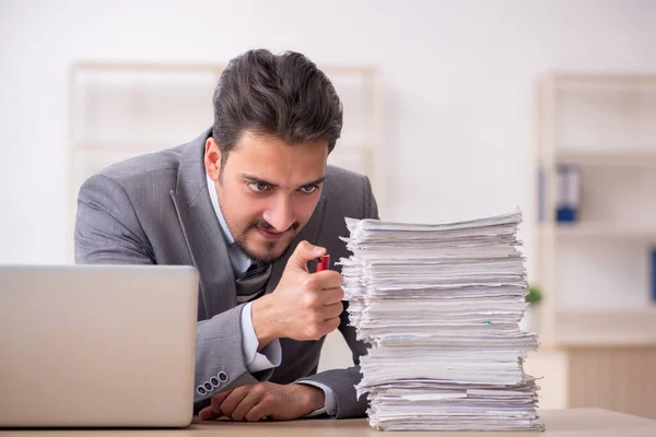 Giovane dipendente maschio infelice con un lavoro eccessivo in ufficio — Foto Stock