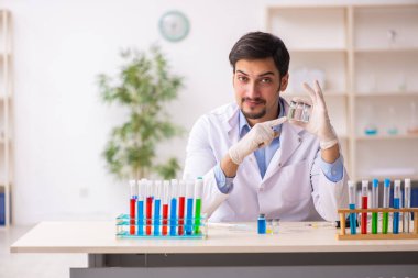 Laboratuvarda çalışan genç bir kimyager.