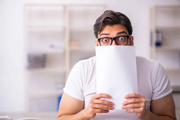 Jonge mannelijke student werknemer op het werk — Stockfoto