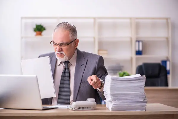 Ancien employé masculin travaillant sur le lieu de travail — Photo