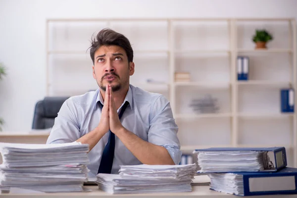 Junge männliche Angestellte unzufrieden mit exzessiver Arbeit im Büro — Stockfoto