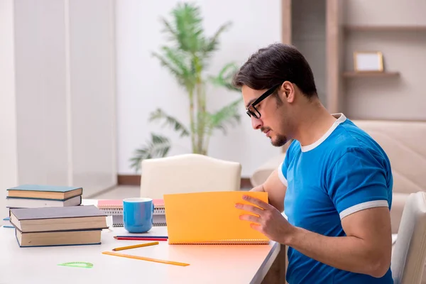 Junge männliche Studenten studieren zu Hause — Stockfoto