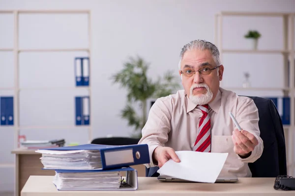 Ancien employé masculin assis sur le lieu de travail — Photo