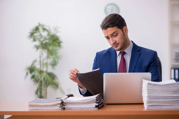 Jungunternehmer und zu viel Arbeit im Büro — Stockfoto