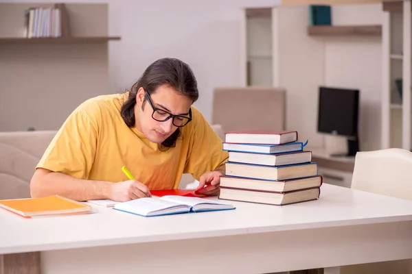 Ung manlig student förbereder sig för tentor hemma — Stockfoto