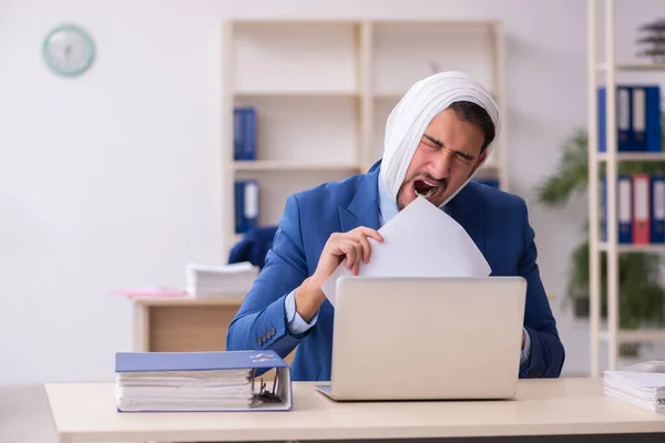 Jonge mannelijke werknemer met kiespijn op het werk — Stockfoto