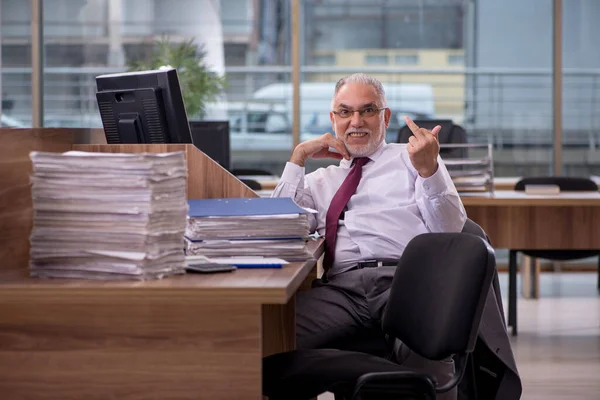 Öreg üzletember alkalmazott és túl sok munka az irodában. — Stock Fotó