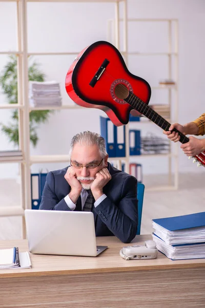 Vieil employé masculin mécontent du travail excessif au bureau — Photo